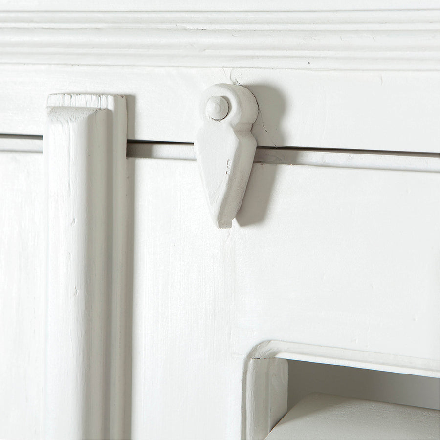 Antikolt fehér akácfa bútor felső díszléccel