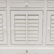 Nyitott szekrényajtó belső tároló térrel