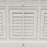 Nyitott szekrényajtó belső tároló térrel