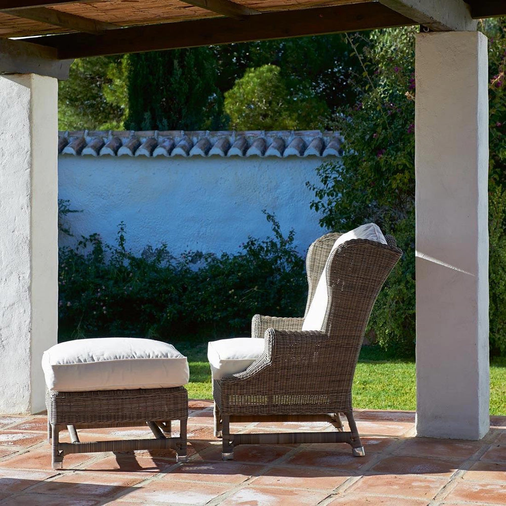 műrattan fotel lábtartóval mediterrán teraszon