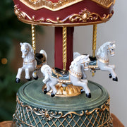 Közelkép a zenélő körhinta fehér lovairól és arany díszítéséről