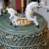 Részletfotó a NOÉL karácsonyi körhinta díszes zöld talapzatáról
