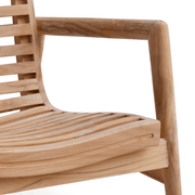 Natúr színű teakfából készült, formatervezett kerti fotel.
