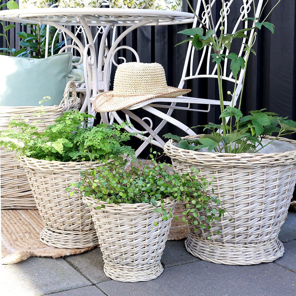 Skandináv stílusú natúr fűzfa kaspók növényekkel berendezett teraszon