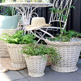 Skandináv stílusú natúr fűzfa kaspók növényekkel berendezett teraszon