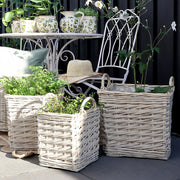 Skandináv stílusú fűzfa kaspók növényekkel berendezett teraszon