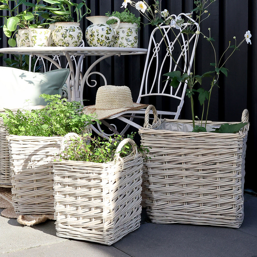 Skandináv stílusú fűzfa kaspók növényekkel berendezett teraszon