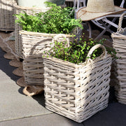 Fonott fűzfa kaspók dekoratív elrendezésben