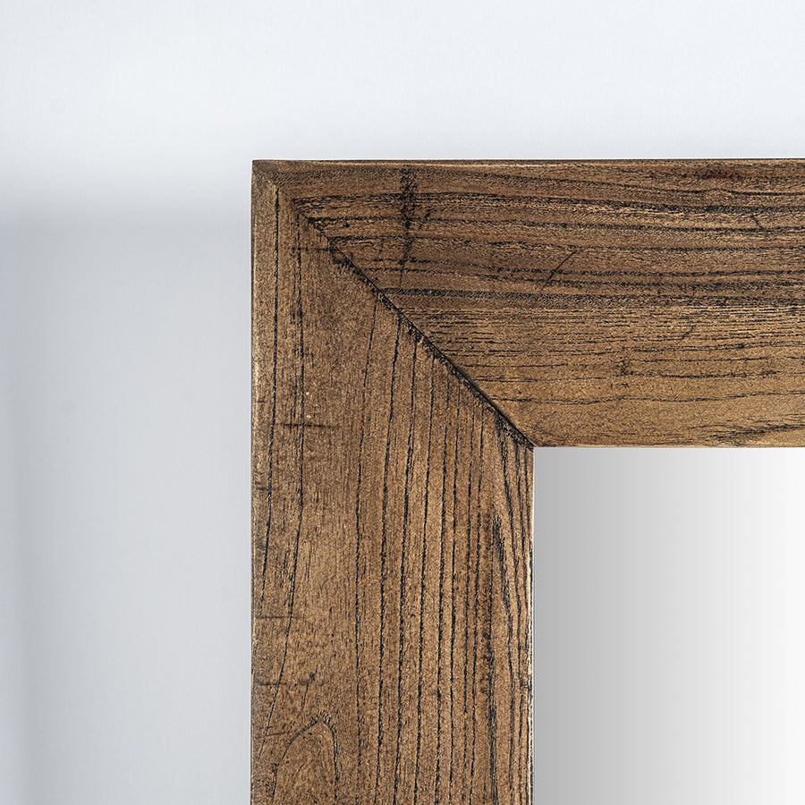 A Norvik falitükör szögletes, natúr szilfa keretének részletfotója, a sarok kidolgozásával.