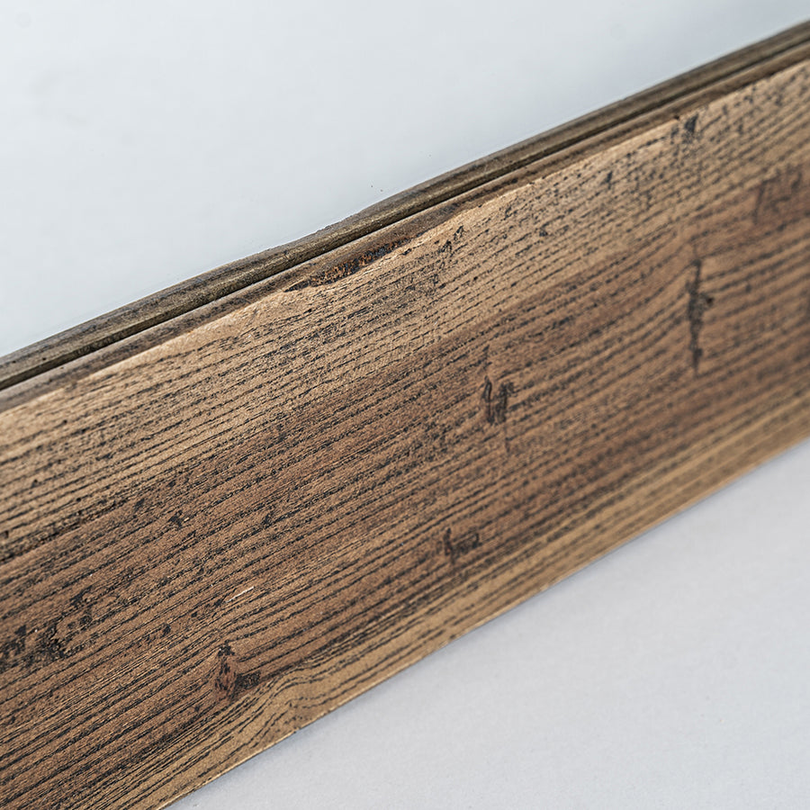 Részletfotó a natúr szilfa keret erezetéről és természetes felületéről.