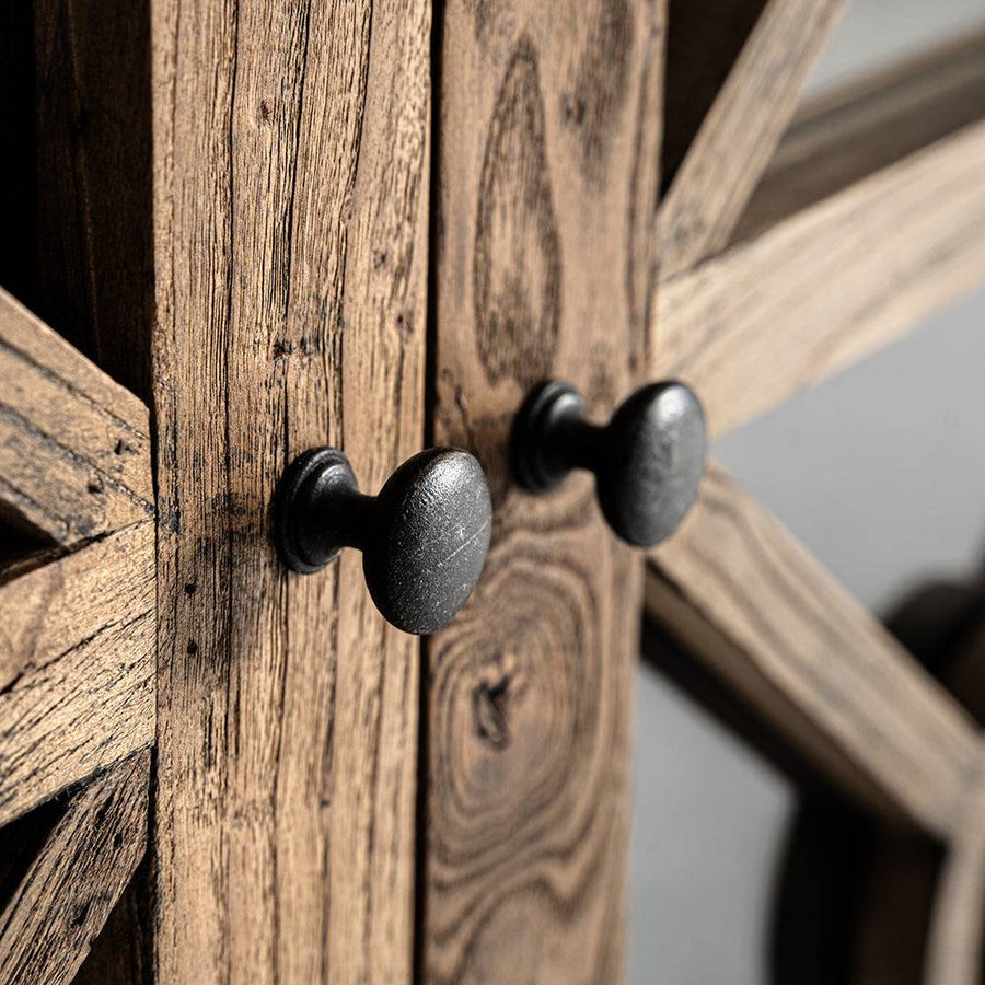 Fekete fém fogantyúk közelről a Norvik vitrines szekrényen