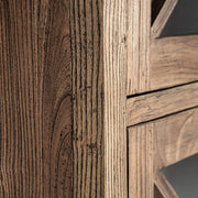 Natúr szilfa erezet közelről a Norvik vitrines szekrény oldalán