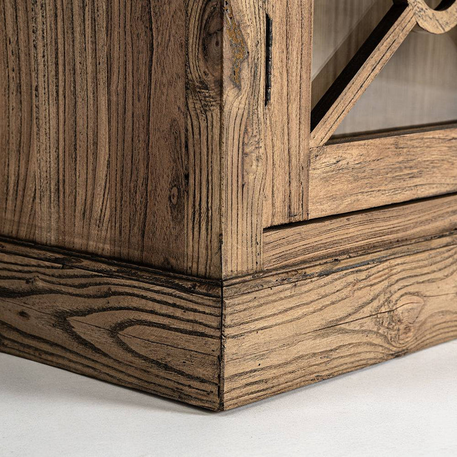 Talprész és sarokkidolgozás részlete a Norvik vitrines szekrényen