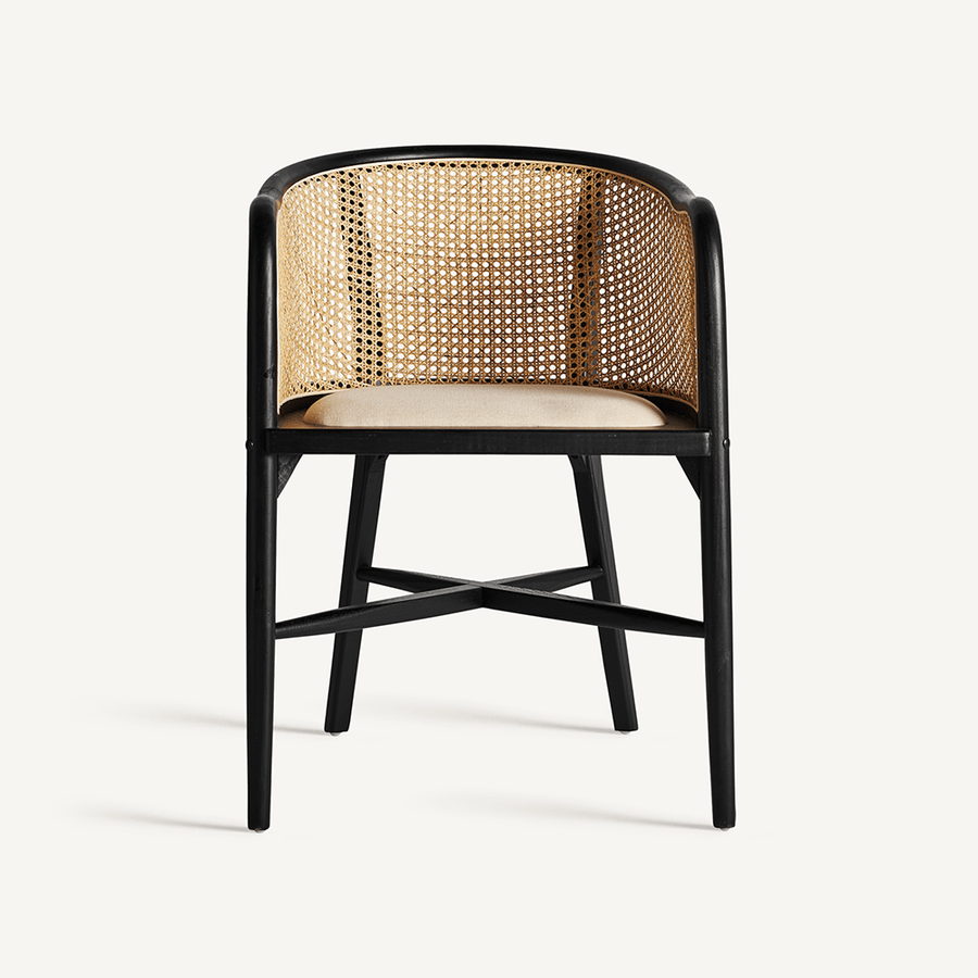 Nuchis fekete nyírfa karosszék szemből, rattan háttámlával és világos ülőpárnával