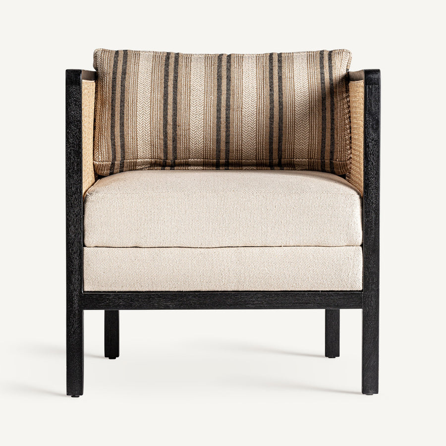 Fekete színre festett mangófából készült, rattan betétes kialakítású, bézs színű szövettel kárpitozott fotel.