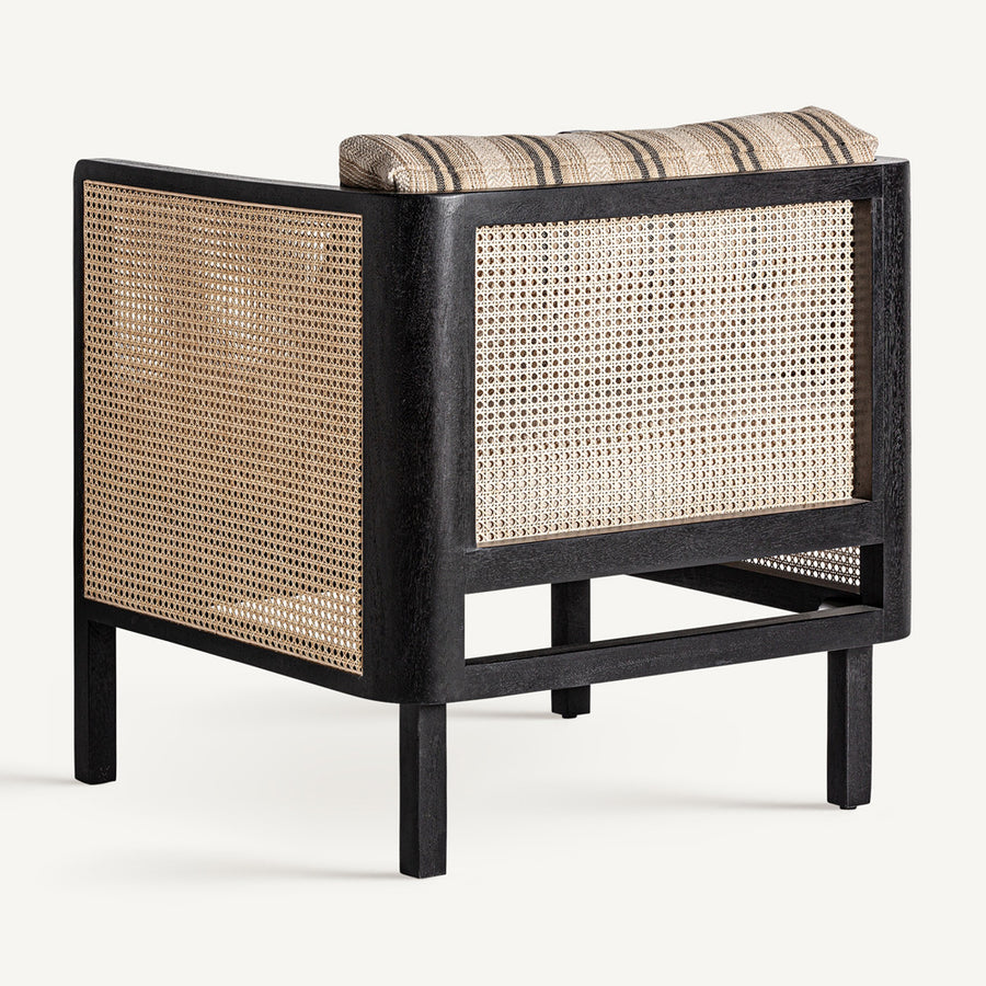 Fekete színre festett mangófából készült, rattan betétes kialakítású, bézs színű szövettel kárpitozott fotel.