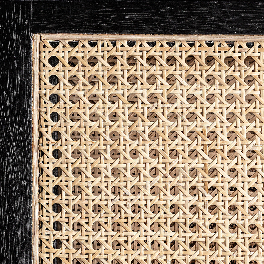 Fekete színre festett mangófából készült, rattan betétes kialakítású, bézs színű szövettel kárpitozott fotel.