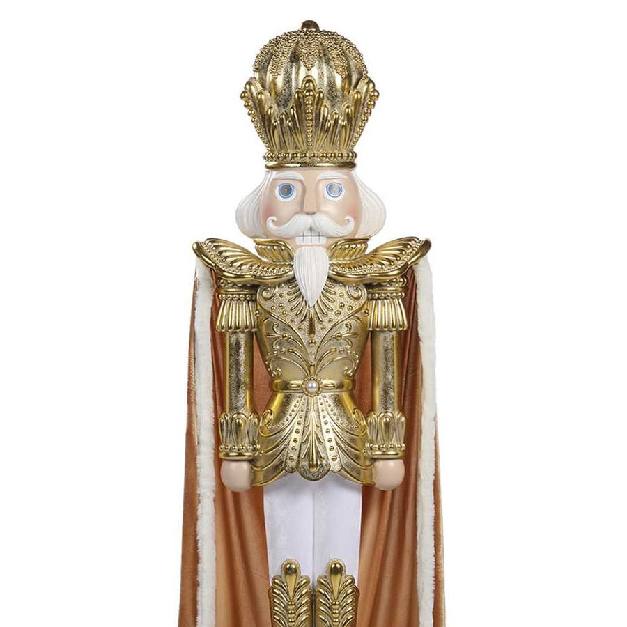 Óriás arany diótörő figura díszes koronával és ornamentált arany öltözékkel
