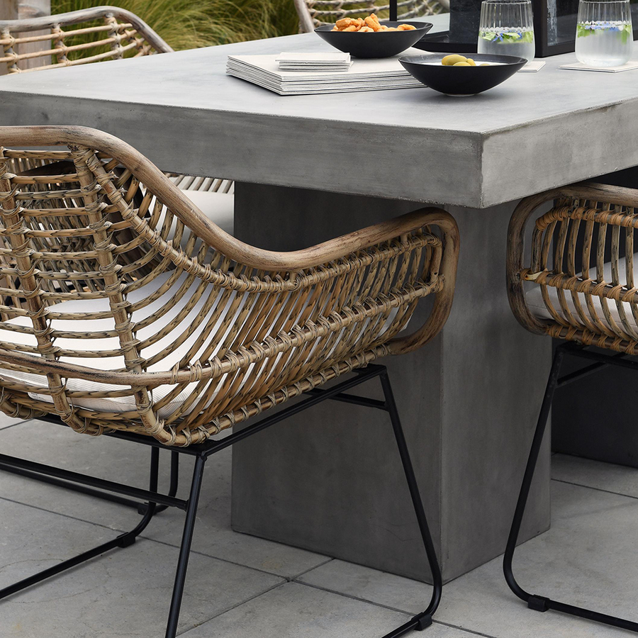 Fonott rattan kerti szék modern beton étkezőasztal mellett