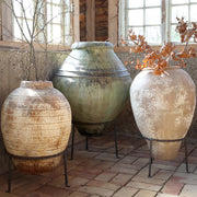 Krém színű, patinás felületű Odin lábas kaspó rusztikus belső térben