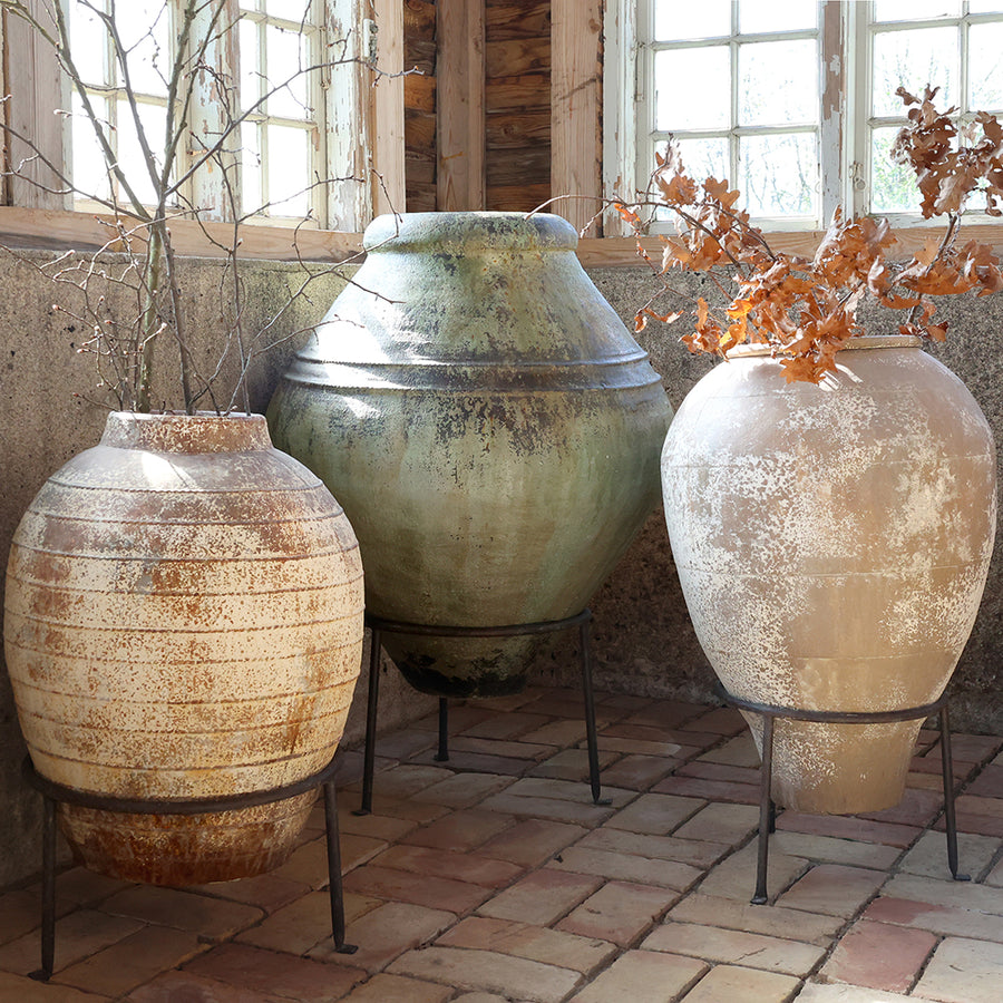 Krém színű, patinás felületű Odin lábas kaspó rusztikus belső térben