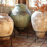 Krém színű, patinás felületű Odin lábas kaspó rusztikus belső térben