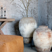 Krém színű, nagyméretű Odin lábas kaspó stílusos enteriőrben, dekoráccal