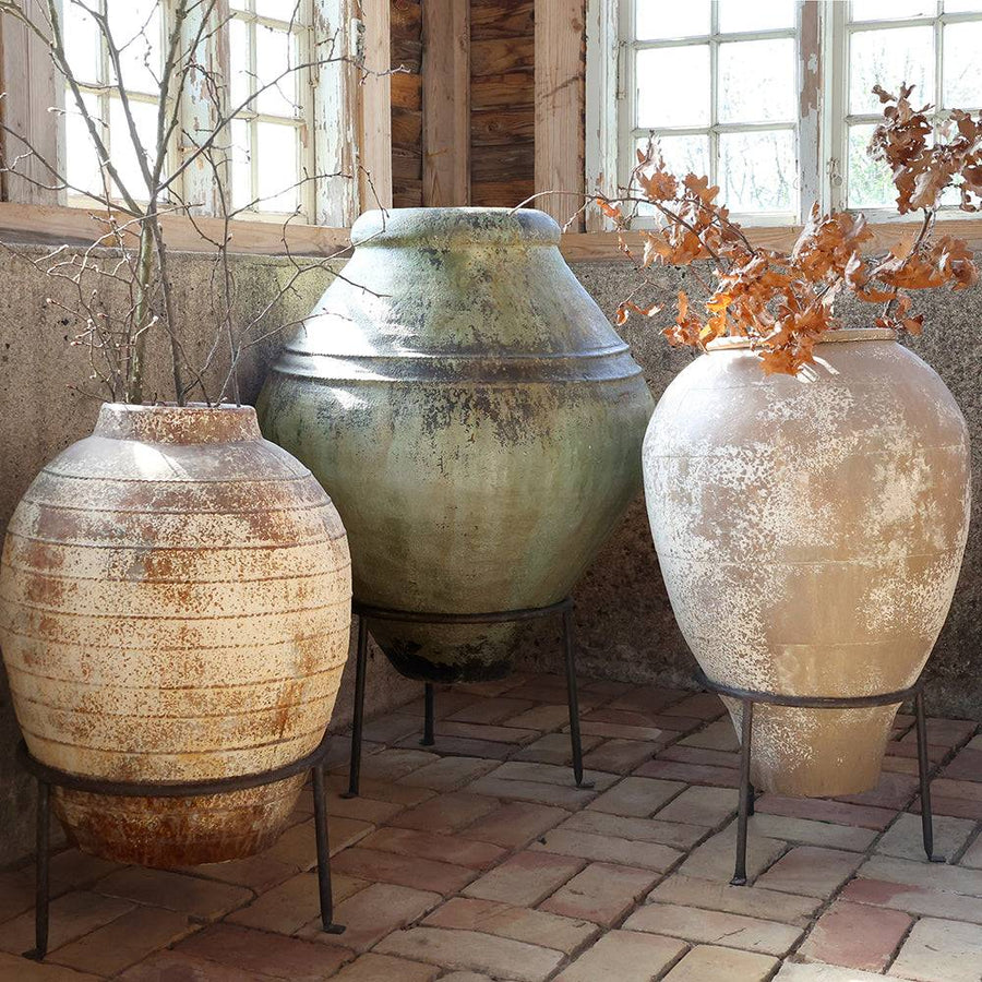 Óriás antik zöld Odin kaspó világos belső térben, patinás felülettel