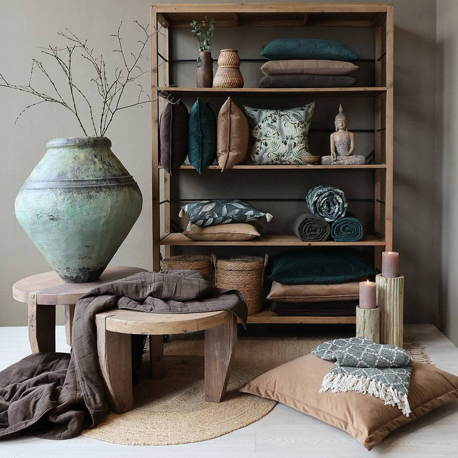 Antik zöld Odin kaspó stílusos enteriőrben, természetes dekorációval