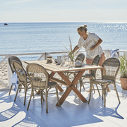 Antikszürke színű, műrattan kerti szék.