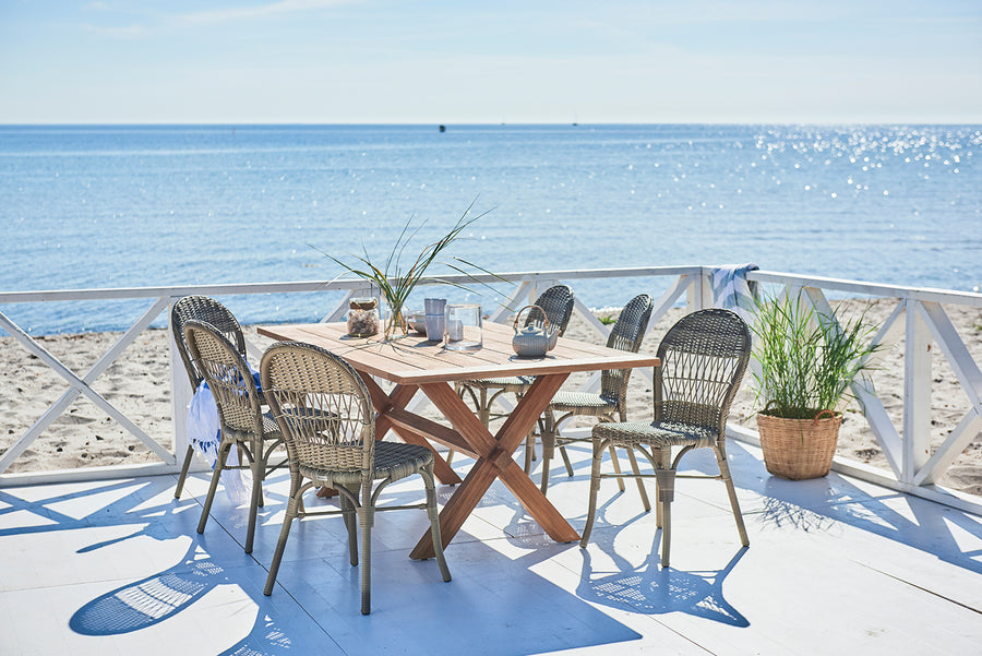 Antikszürke színű, műrattan kerti szék.