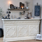 Antikolt felületű Old French fémpult kávézó dekorációval, rusztikus hangulatban.