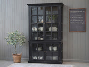 Fekete színű, 4 ajtós vitrines szekrény.