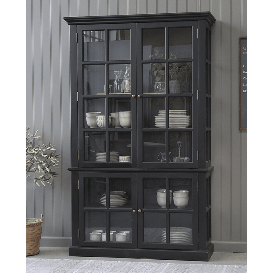 Fekete színű, 4 ajtós vitrines szekrény.