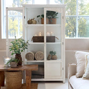 Antik krém vitrines szekrény berendezett enteriőrben, természetes fényben