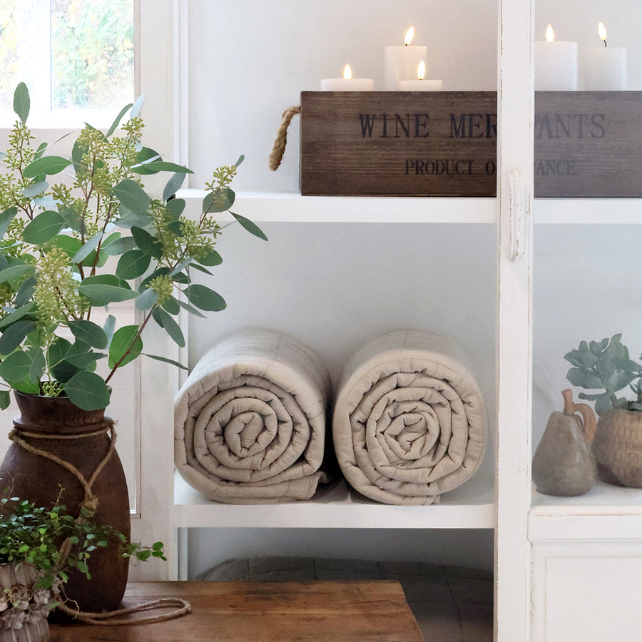 Vitrines szekrény belső polcai dekorációval és textíliákkal berendezve