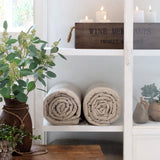 Vitrines szekrény belső polcai dekorációval és textíliákkal berendezve