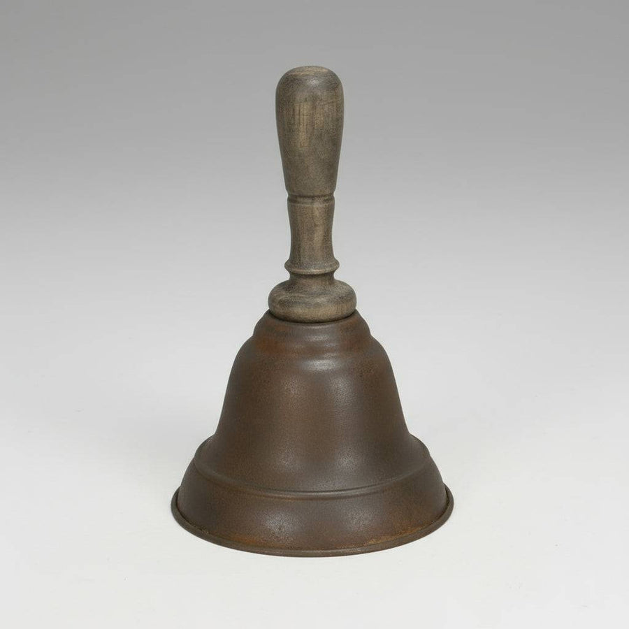 Old French barna karácsonyi kézi csengő, 24 cm magas vintage dekoráció fa nyéllel és antikolt fém felülettel, szürke stúdió háttér előtt.