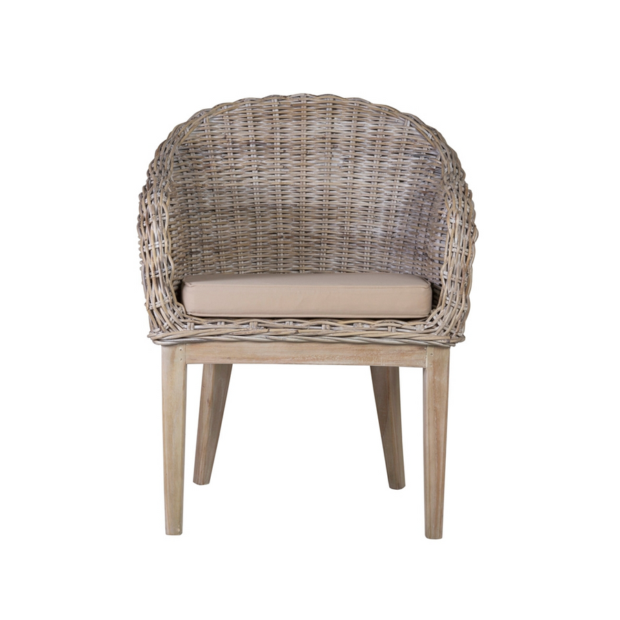 Bézs rattan szék elölnézetből párnával és ívelt háttámlával