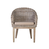 Bézs rattan szék elölnézetből párnával és ívelt háttámlával