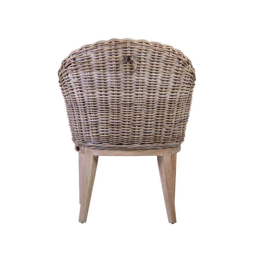 Rattan szék hátoldala fonott mintával és fém fogantyúval