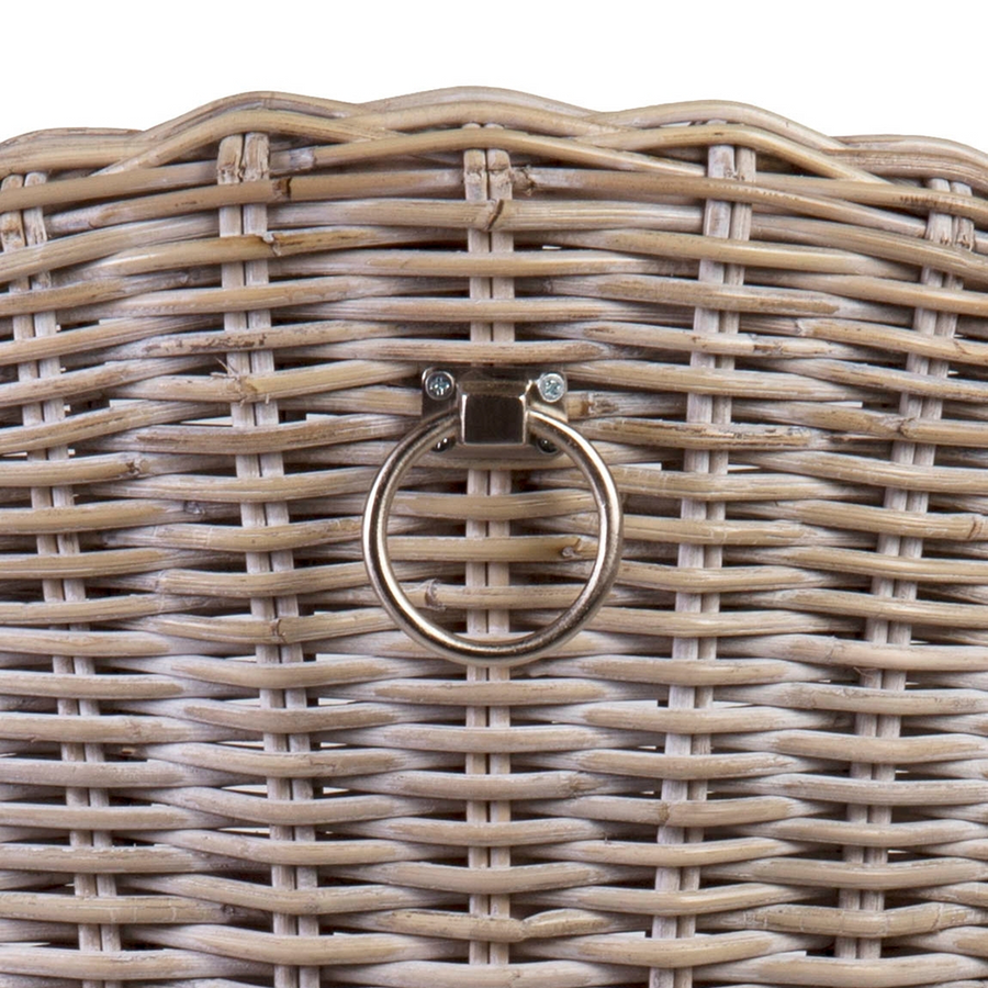 Rattan szék hátoldala fonott mintával és fém fogantyúval