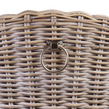 Rattan szék hátoldala fonott mintával és fém fogantyúval