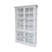 Fehér színű, 4 ajtós vitrines szekrény.