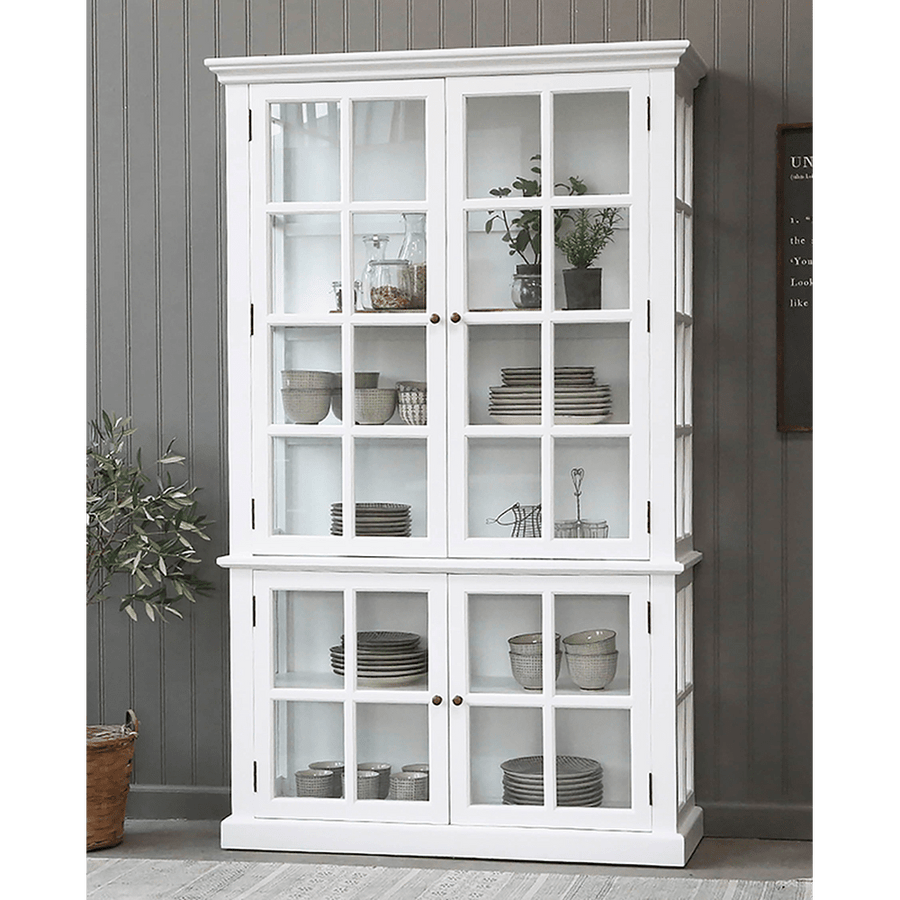 Fehér színű, 4 ajtós vitrines szekrény.