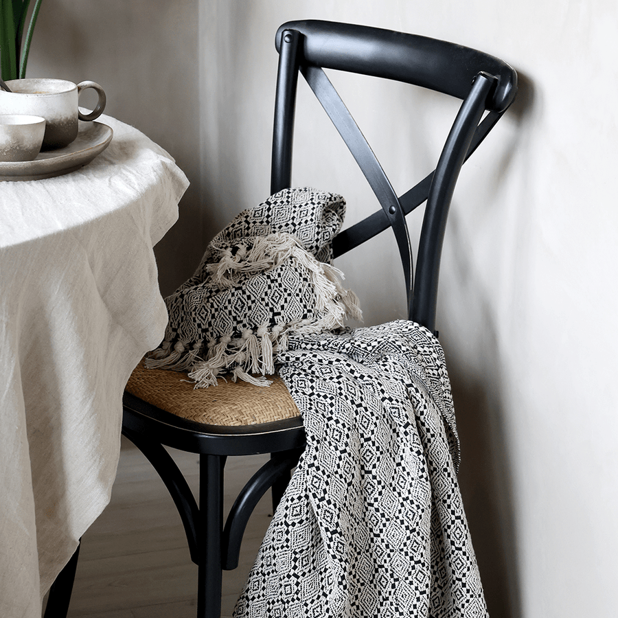 Old French étkezőszék részletfotó – A háttámlán lévő keresztmerevítés és a fonott ülőlap közeli képe.