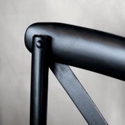 Fekete étkezőszék háttámla részlet – A hajlított kaucsukfa és az X alakú támla találkozása.