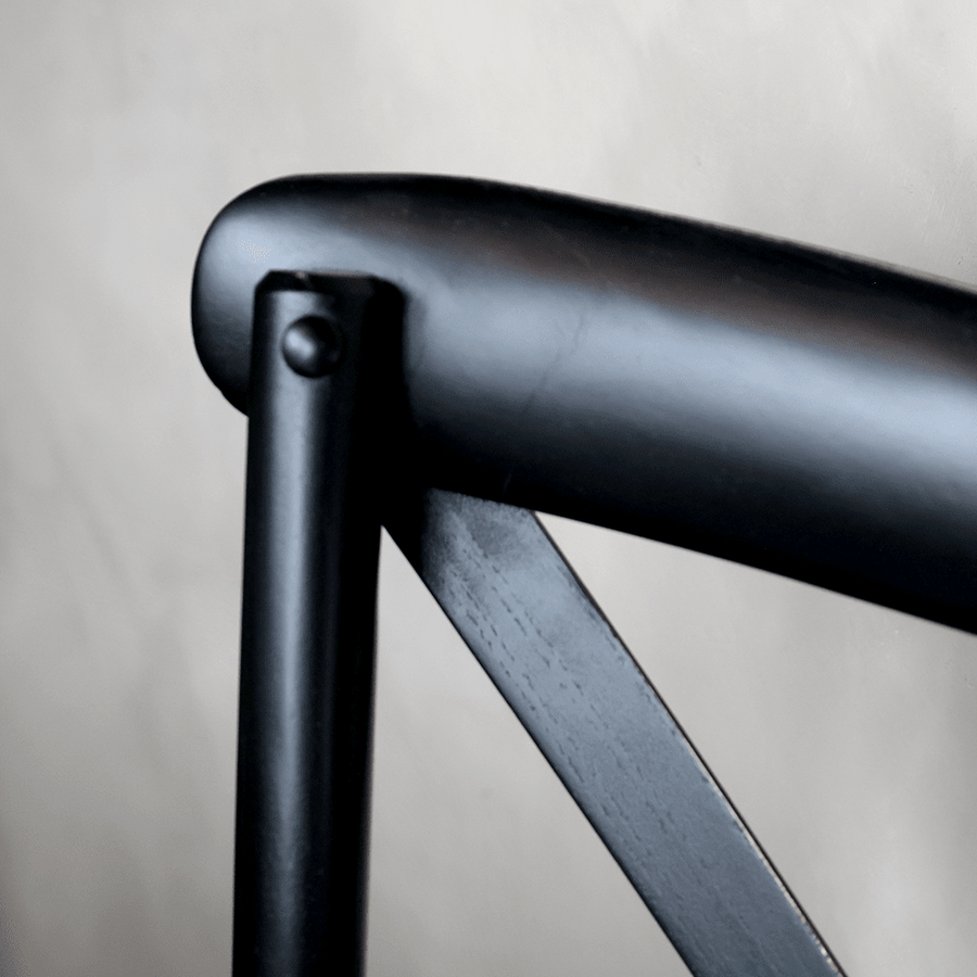 Fekete étkezőszék háttámla részlet – A hajlított kaucsukfa és az X alakú támla találkozása.