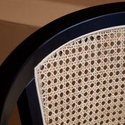 Fekete irodai szék rattan háttámla fonott részlet közelről