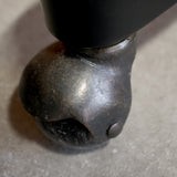 Irodai forgószék fém görgős lábazat részlet közelről